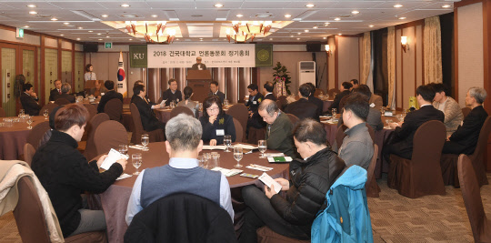 건국대는 건국대 언론동문회가 6일 서울 중구 한국프레스센터에서 '2018 건국대 언론동문회 정기총회 겸 신년회'을 열었다고 밝혔다. 학교법인 건국대 유자은 이사장, 이상엽 대외부총장 등 학교 관계자와 원희복 언론동문회 회장, 동문 언론인 등 50여 명이 참석했다. 건국대 제공